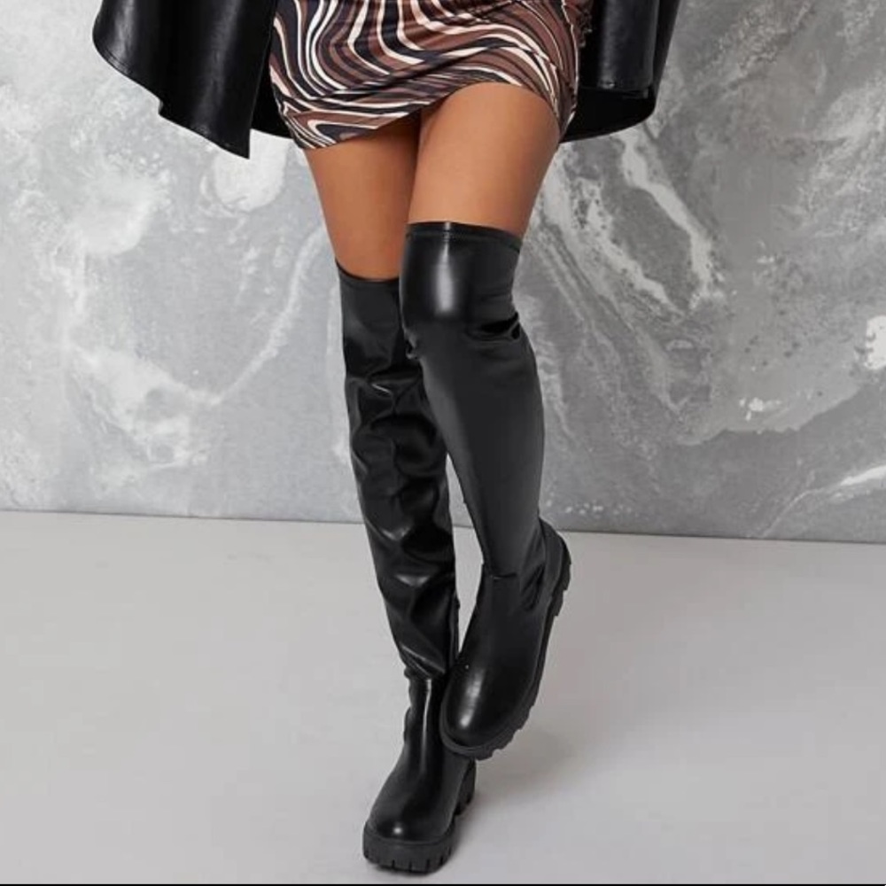 ARIANA! (Black)
